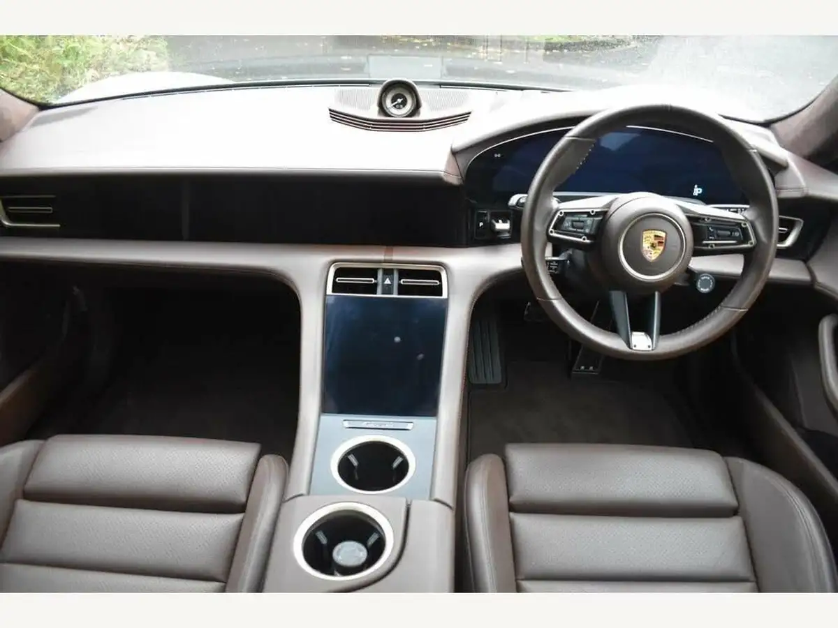 2020-porsche-taycan-e-turbo-s-big-16
