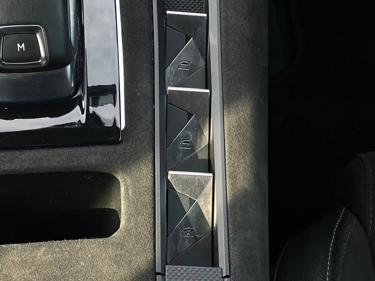 2019-ds-ds-7-crossback-16-puretech-performance-line-180ps-big-17
