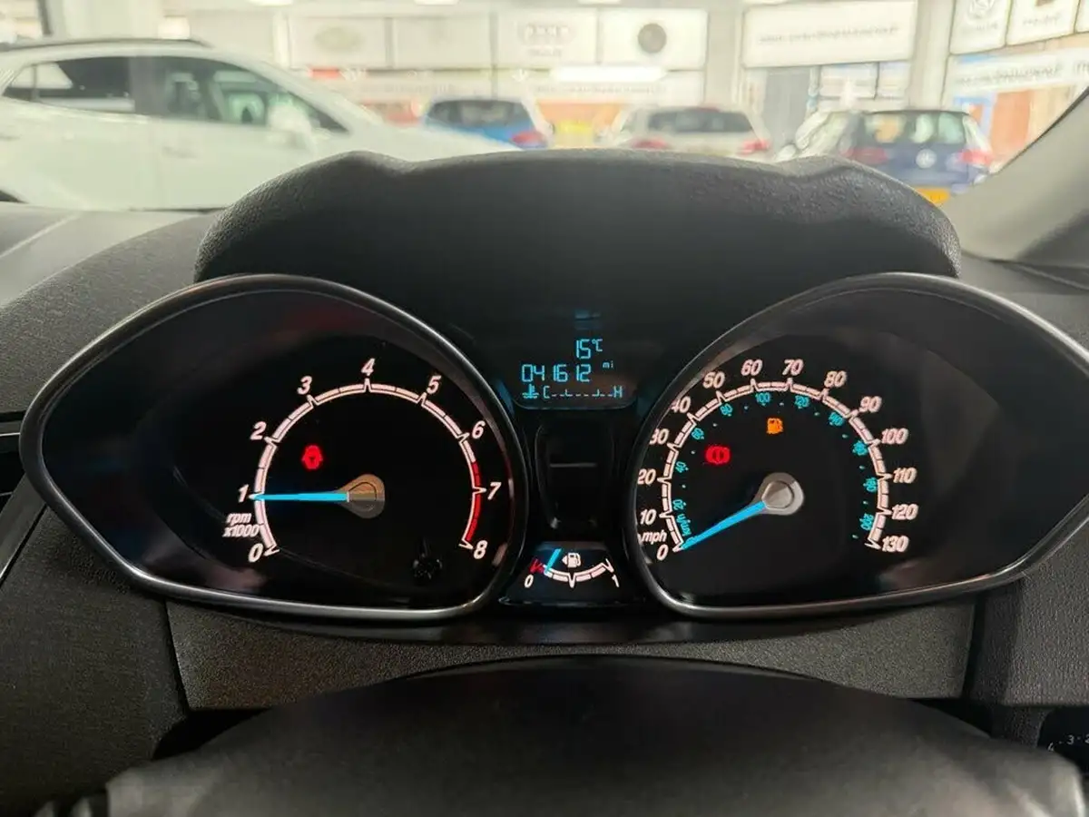 2015-ford-fiesta-10-zetec-s-black-edition-big-27