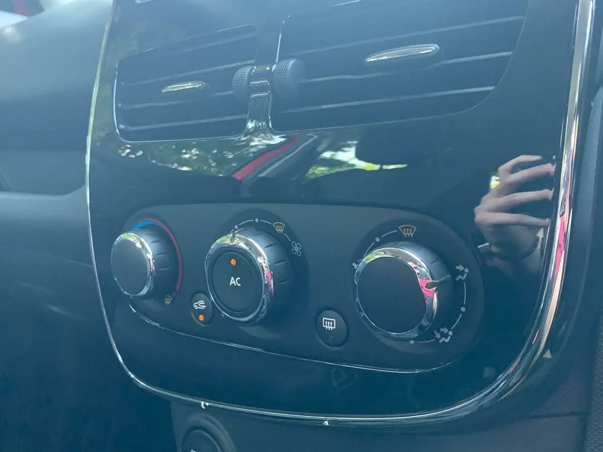 2014-renault-clio-12-dynamique-big-22