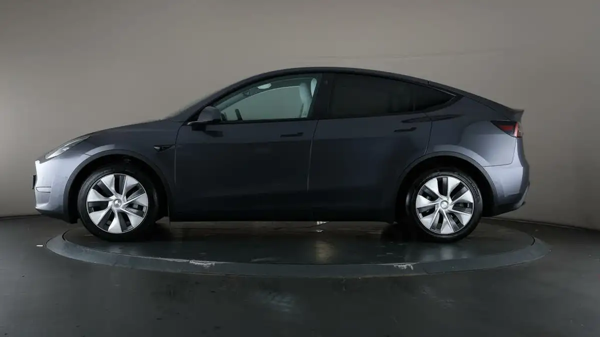 2022-tesla-model-y-e-long-range-big-30