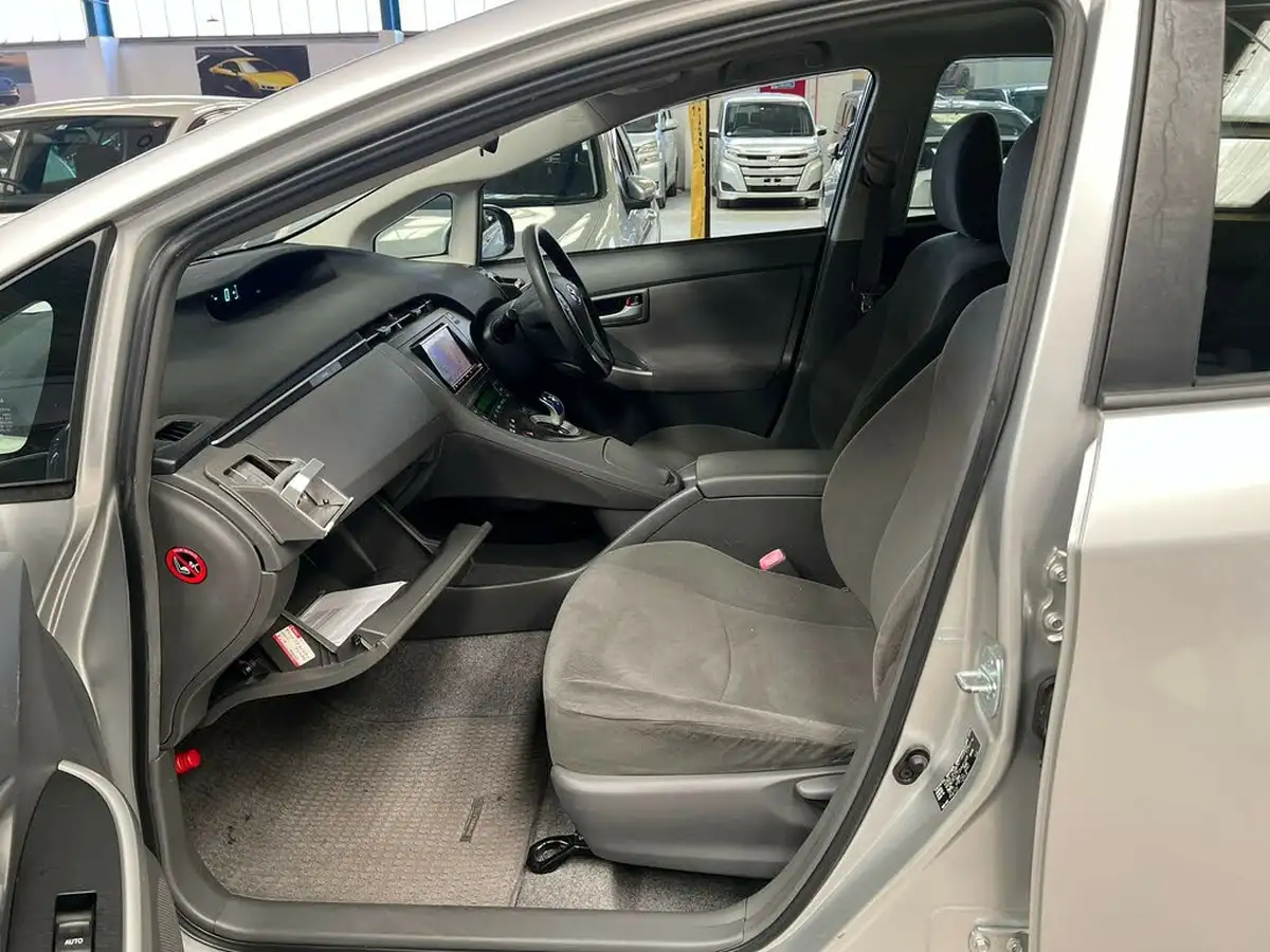 2010-toyota-prius-big-27