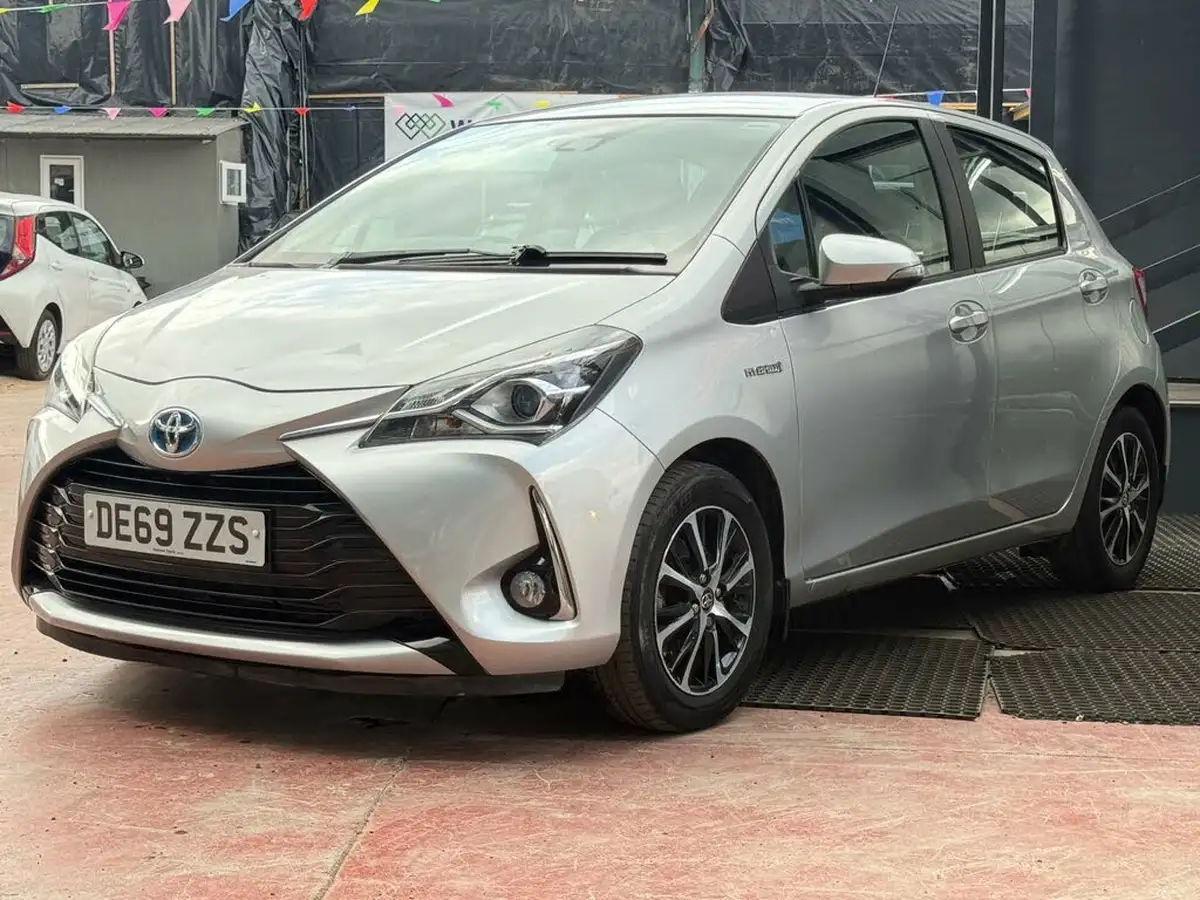 2019-toyota-yaris-15-vvt-i-icon-tech-98bhp-hybrid-1497cc-e-cvt-big-5
