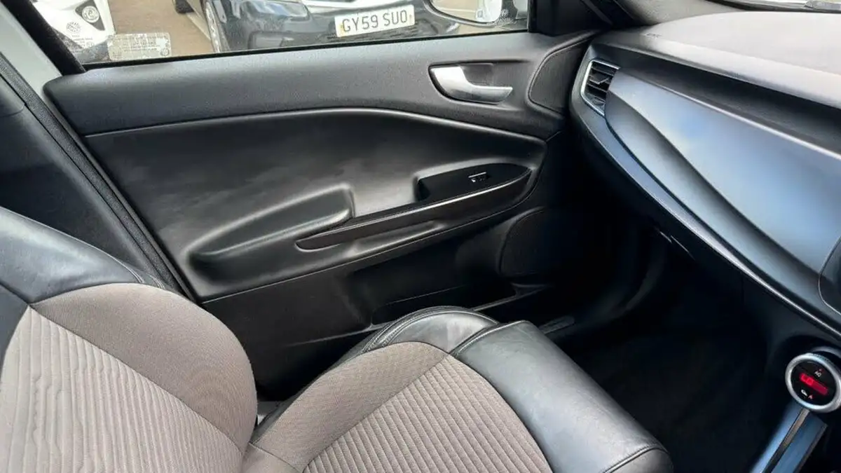 2014-alfa-romeo-giulietta-14-exclusive-big-32