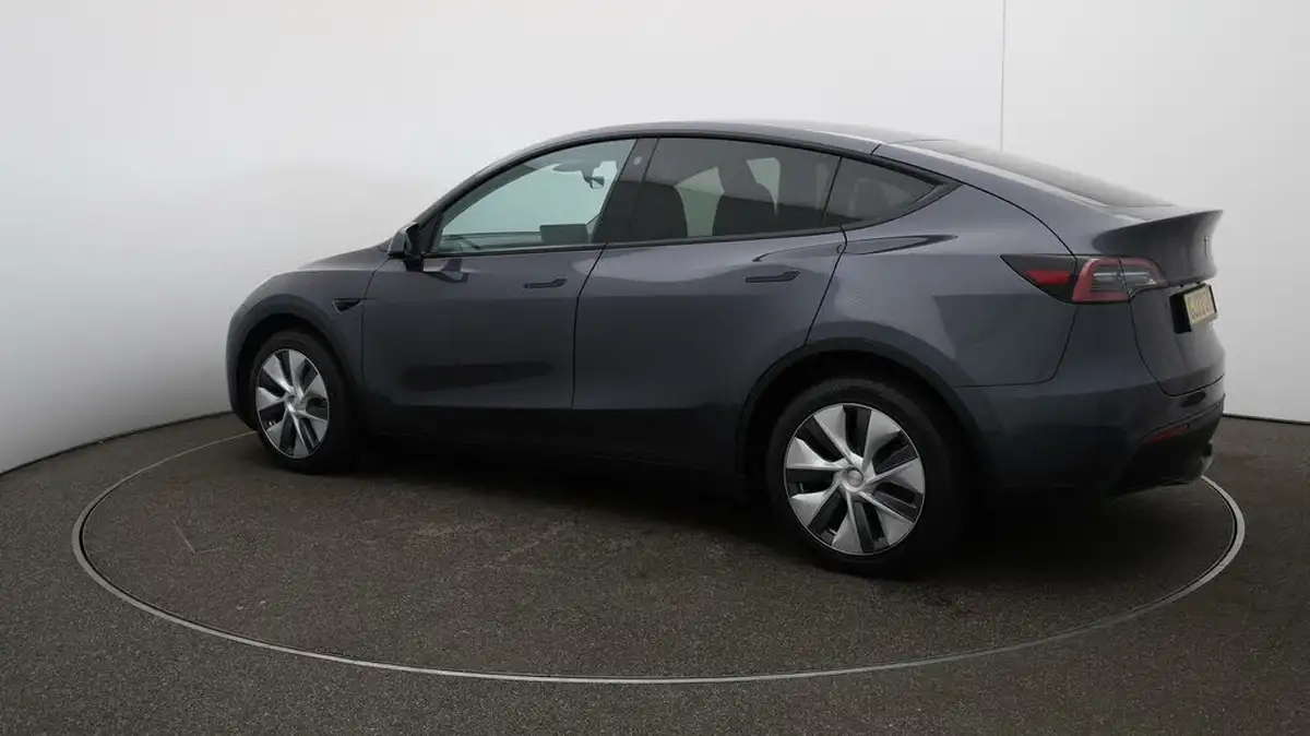 2022-tesla-model-y-e-long-range-big-36