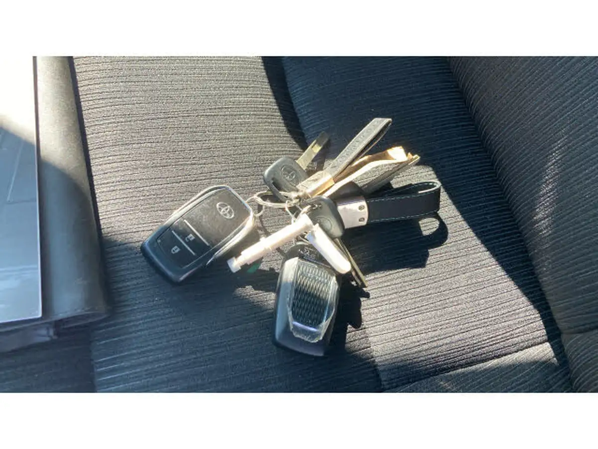 2023-toyota-hi-lux-28d-4d-invincible-2754cc-auto-big-18
