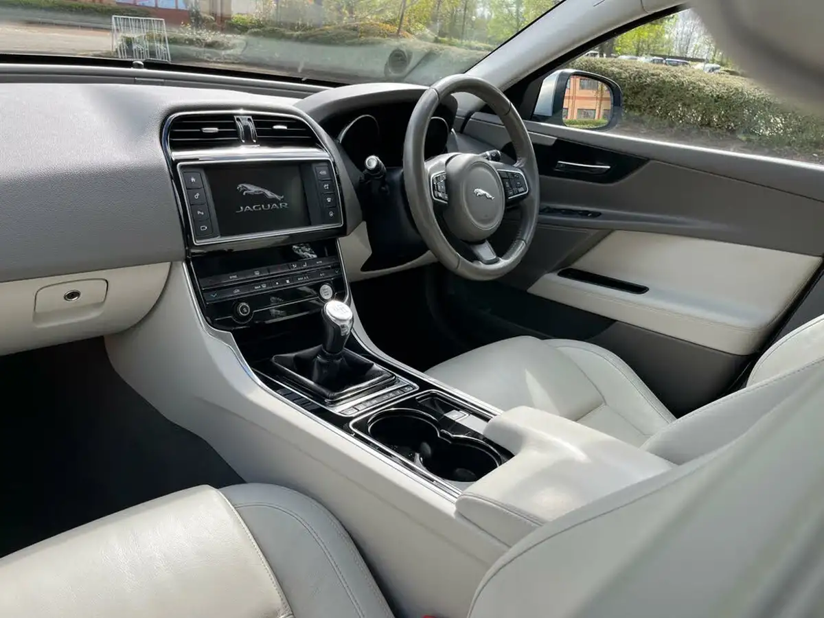 2016-jaguar-xe-20d-prestige-163ps-big-28
