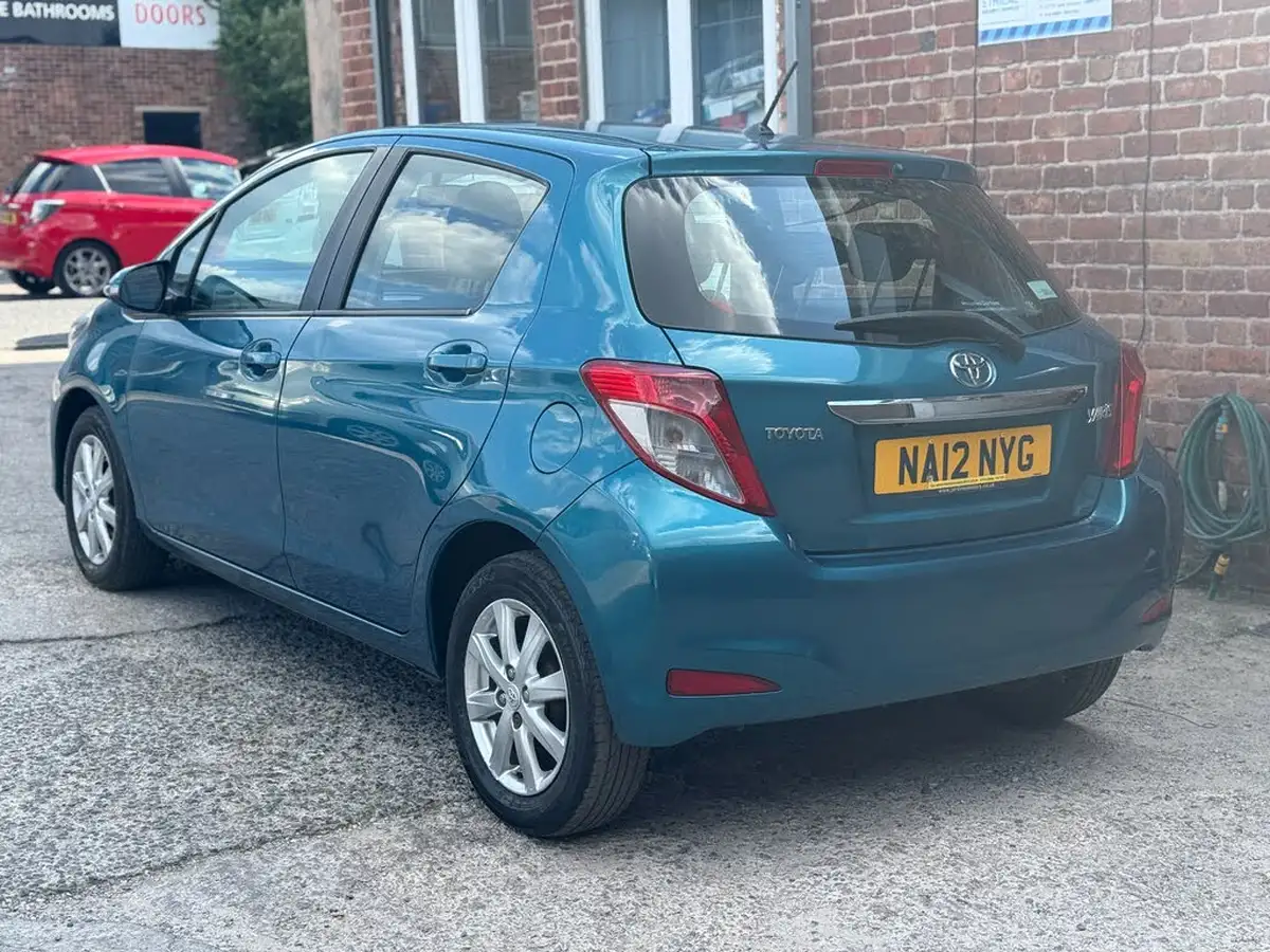 2012-toyota-yaris-133-tr-vvt-i-5d-big-6