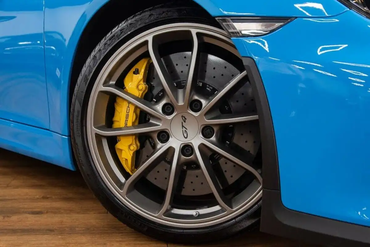 2016-porsche-cayman-38-gt4-big-4