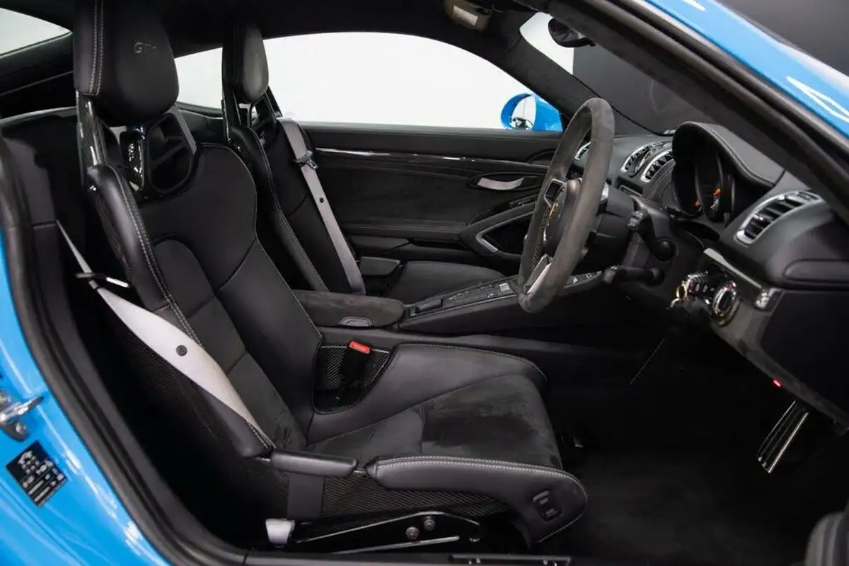 2016-porsche-cayman-38-gt4-big-28