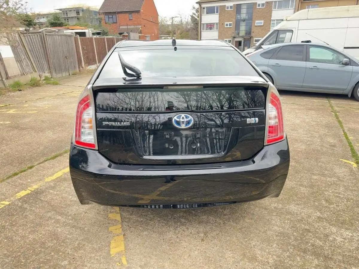 2012-toyota-prius-big-4