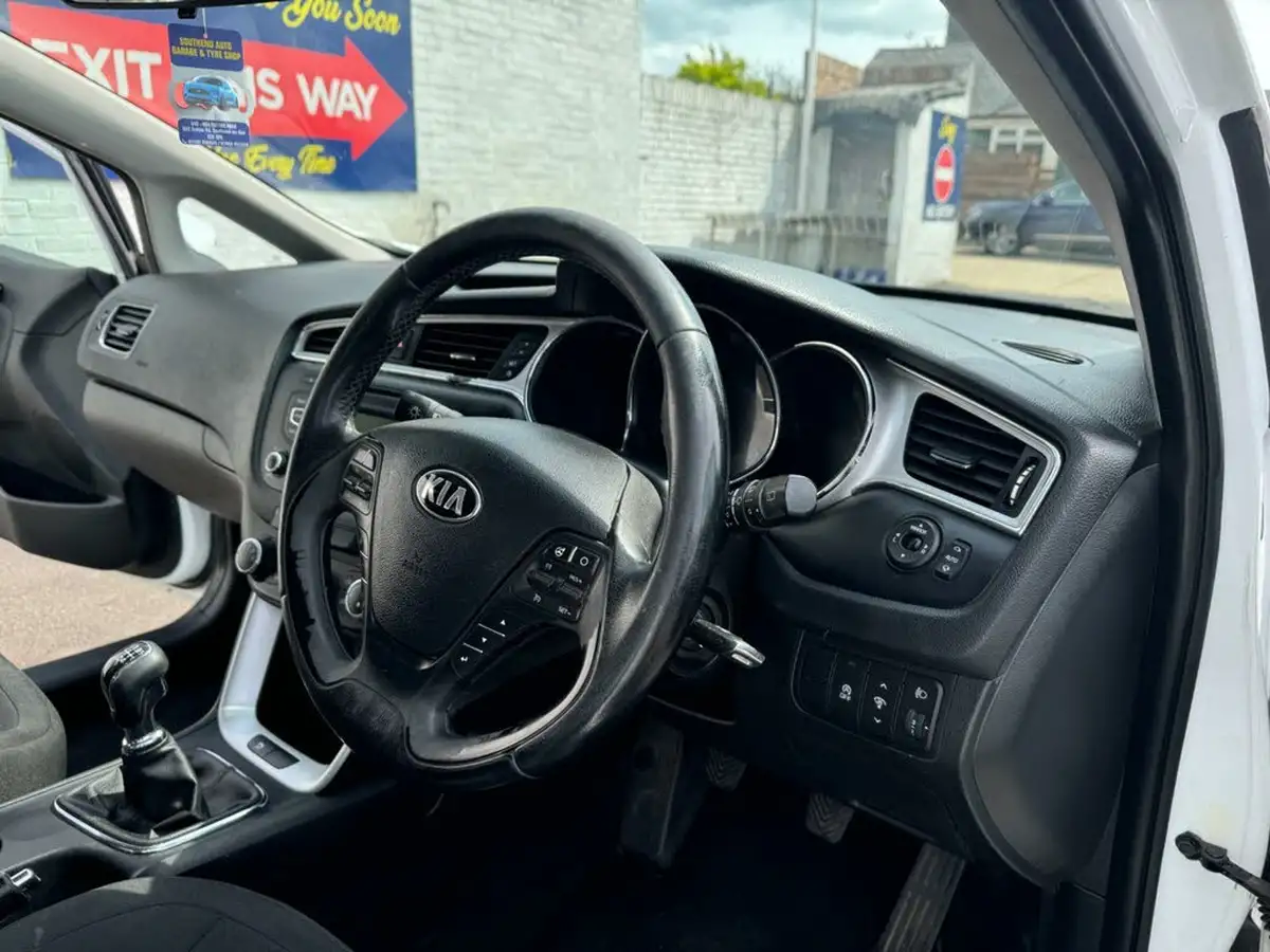 2016-kia-ceed-16crdi-2-hatchback-big-19