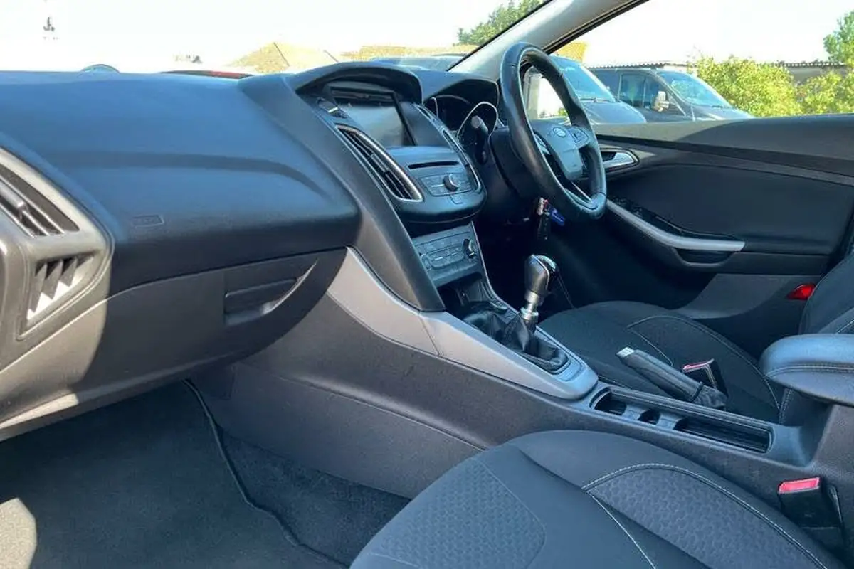 2016-ford-focus-15tdci-zetec-120ps-hatchback-big-17