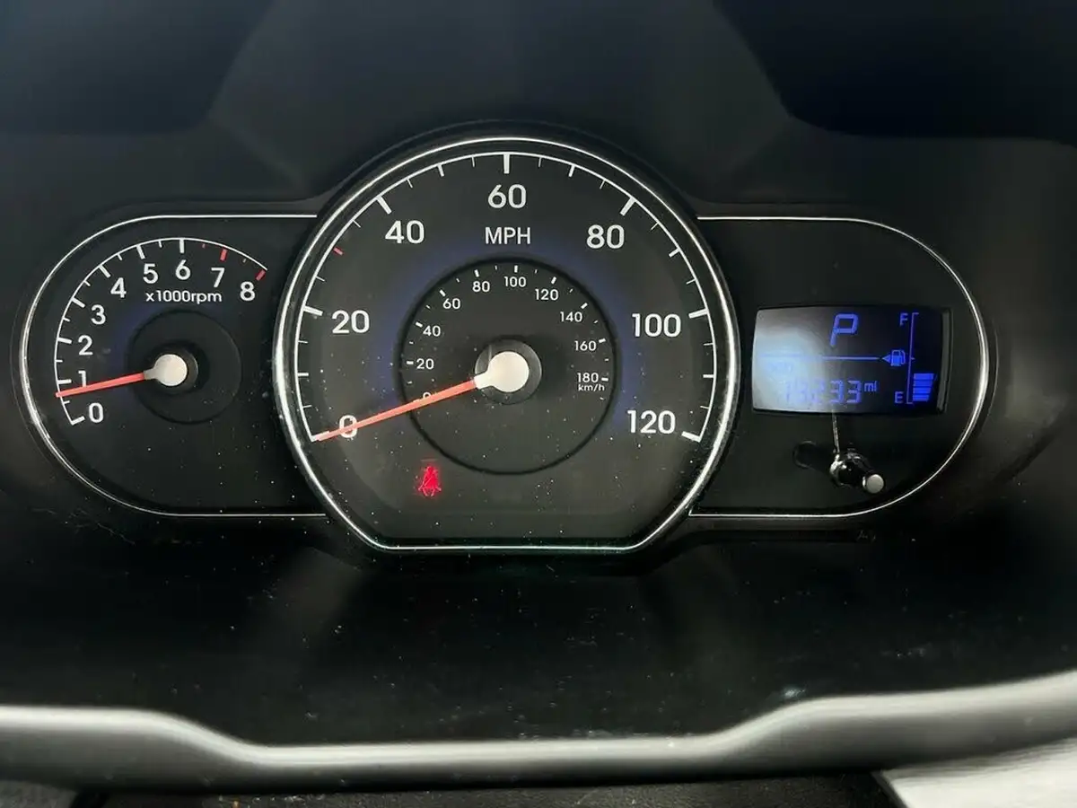 2013-hyundai-i10-12-active-auto-big-9