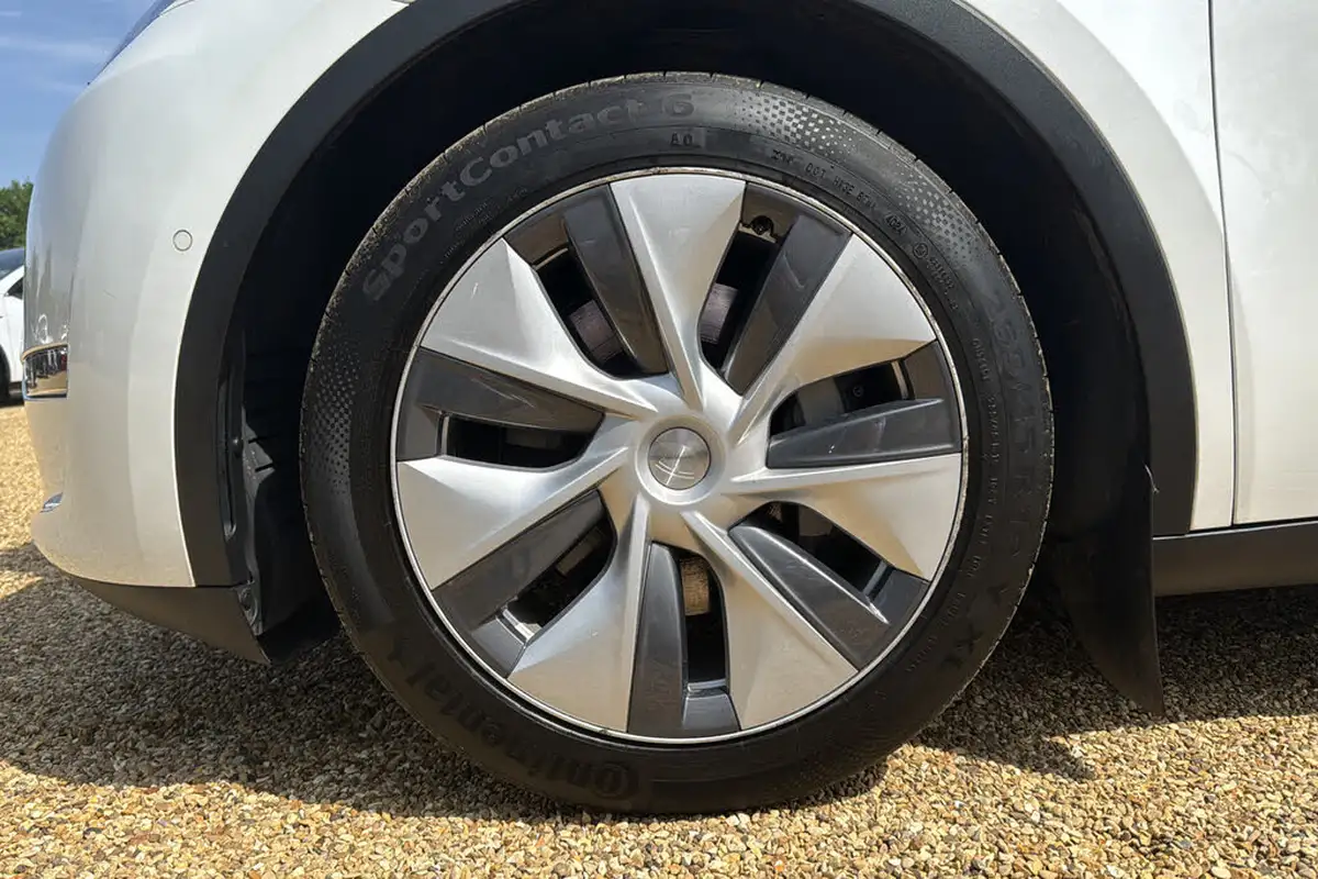 2022-tesla-model-y-e-long-range-big-28