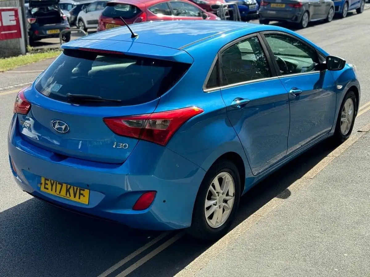 2017-hyundai-i30-16crdi-se-110ps-blue-drive-hatchback-big-4