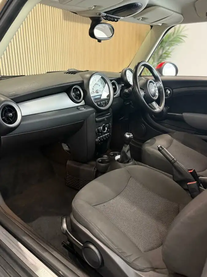 2011-mini-cooper-16-one-98bhp-hatchback-3d-big-18