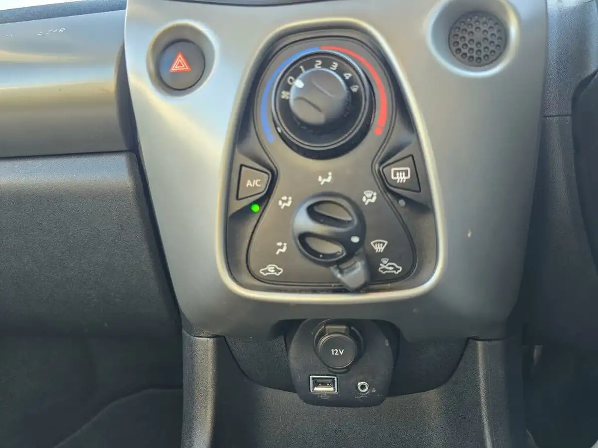 2015-toyota-aygo-10-vvt-i-x-play-5d-x-shift-big-25