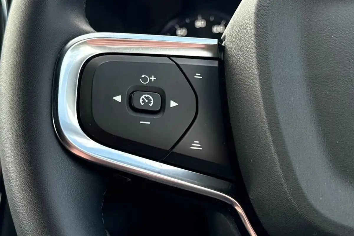 2022-volvo-xc40-15-t3-r-design-auto-big-10