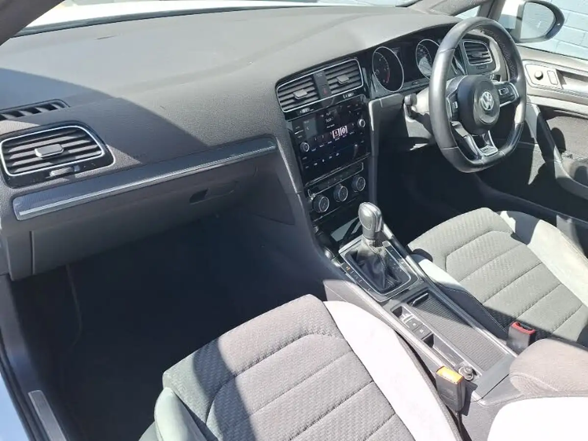 2019-volkswagen-golf-20tdi-r-line-5d-dsg-big-4