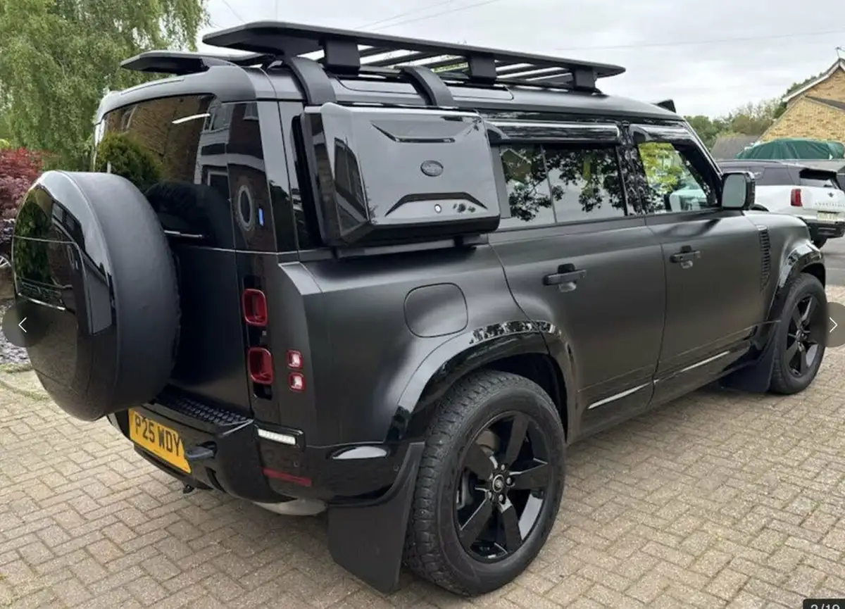 2023-land-rover-110-defender-30-d300-75th-edition-big-4