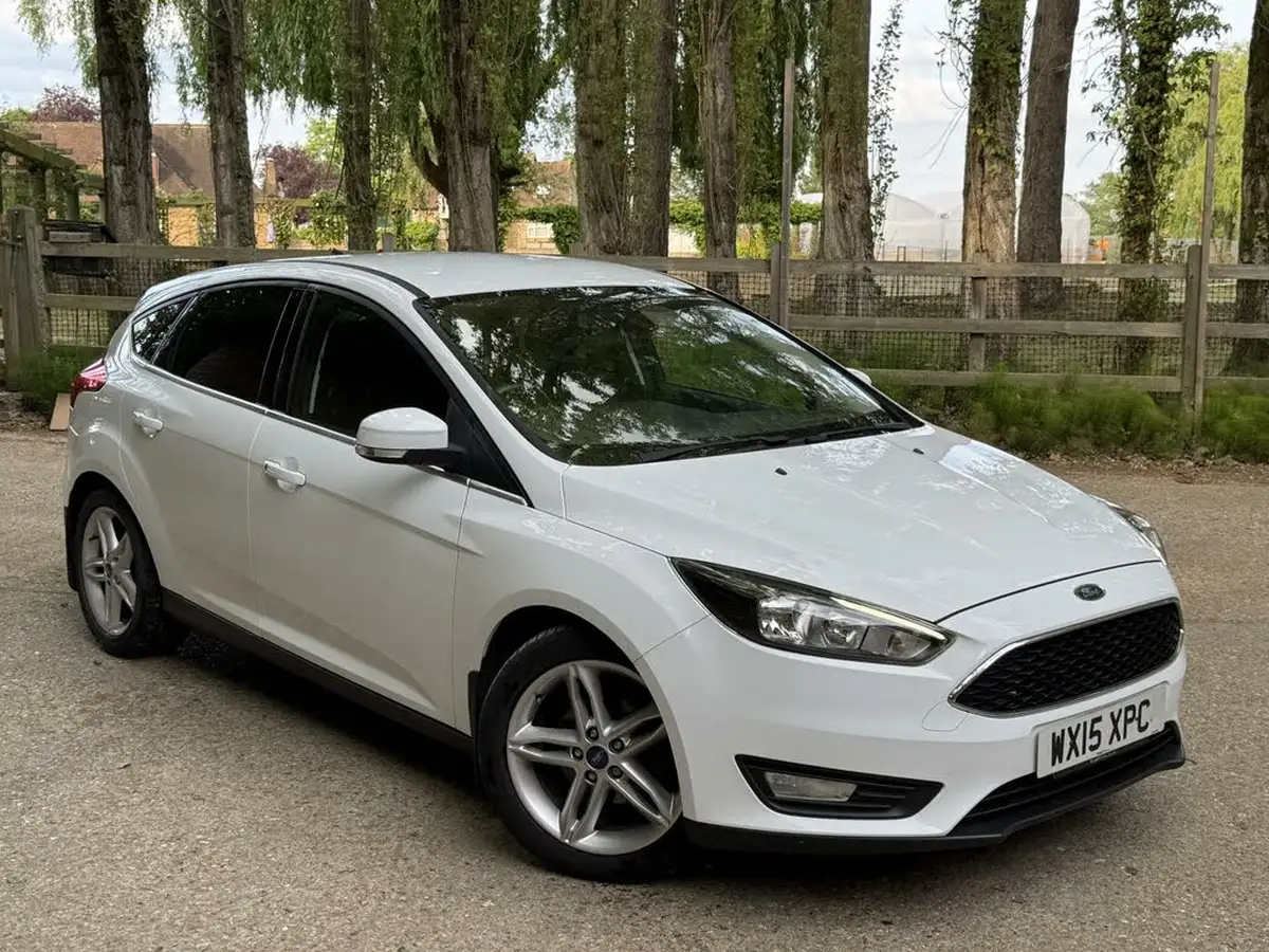 2015-ford-focus-10-zetec-t-125ps-hatchback-big-4