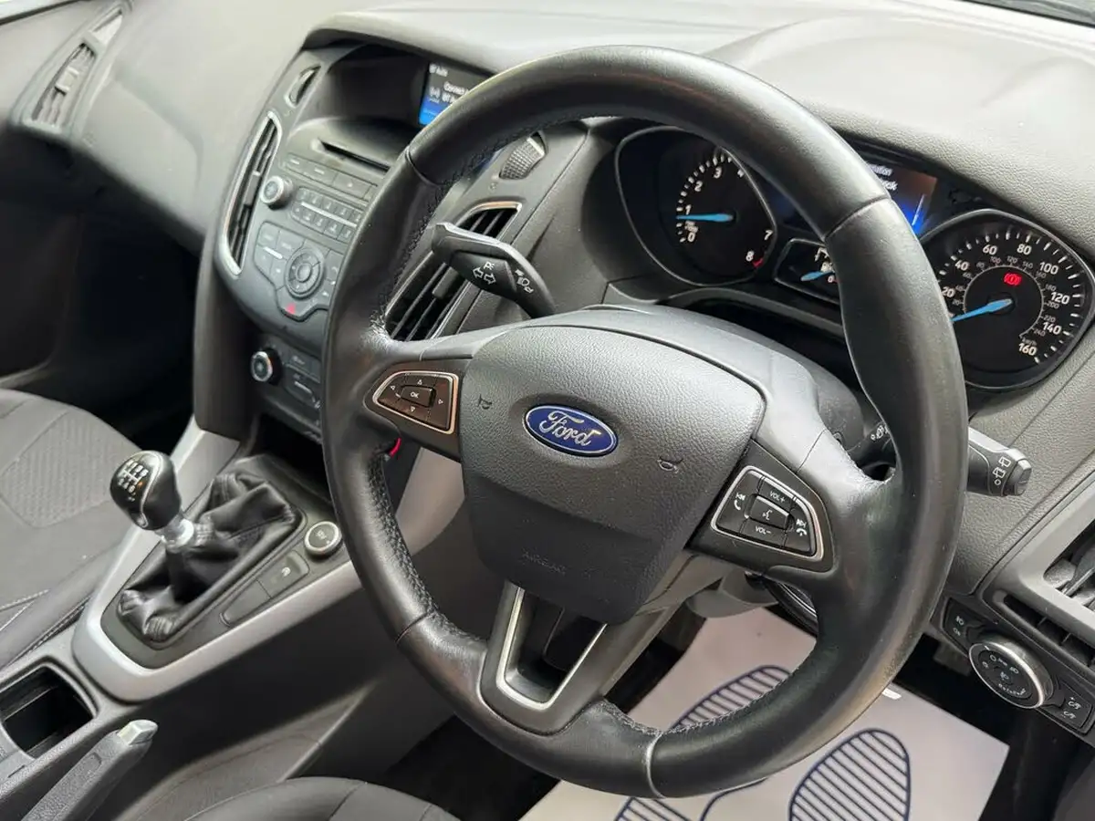 2015-ford-focus-10-zetec-t-125ps-hatchback-big-32