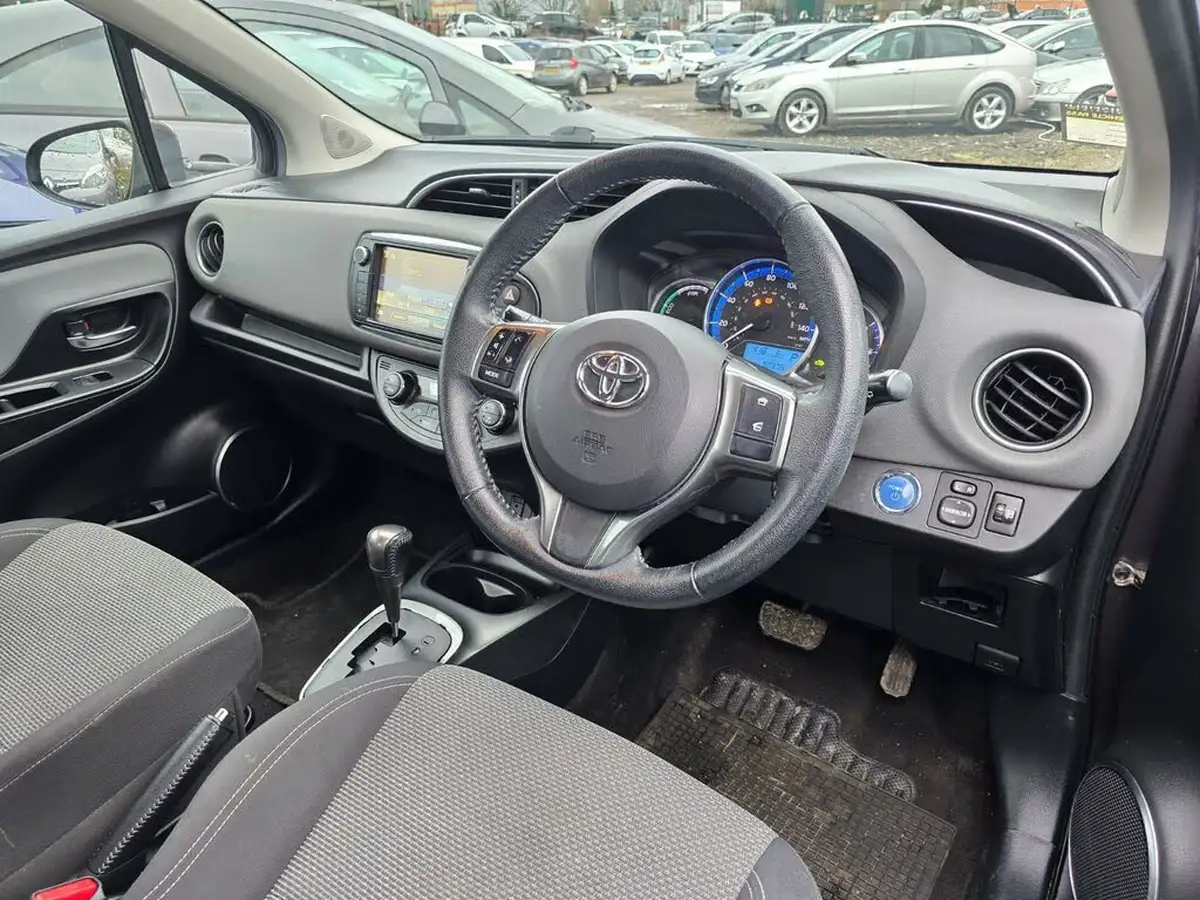 2015-toyota-yaris-15-vvt-i-icon-hybrid-big-27