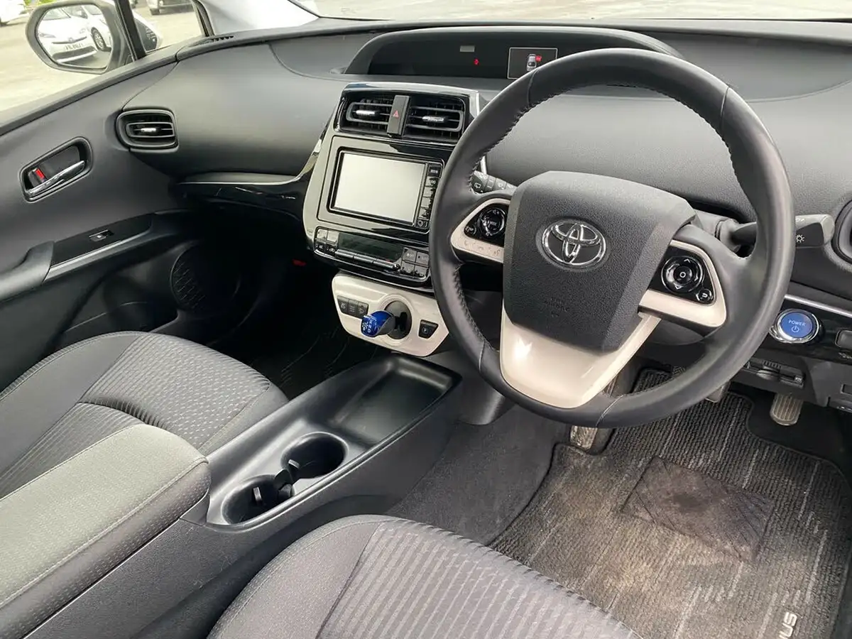 2017-toyota-prius-big-16