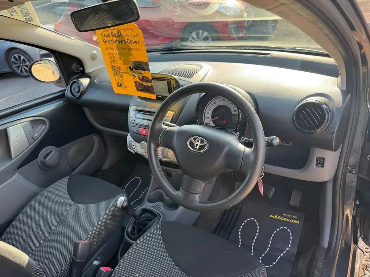 2012-toyota-aygo-10-aygo-go-5d-big-30