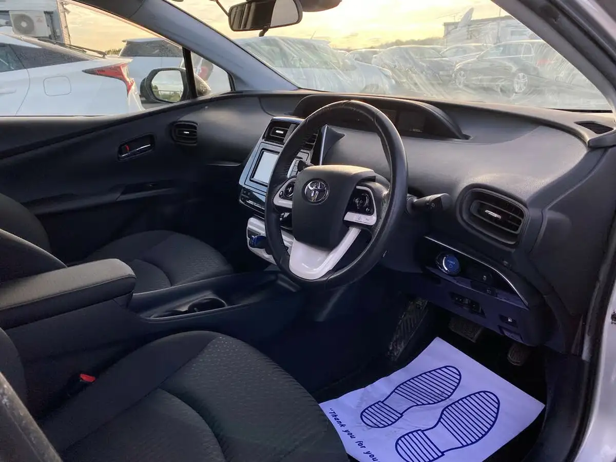 2017-toyota-prius-big-42