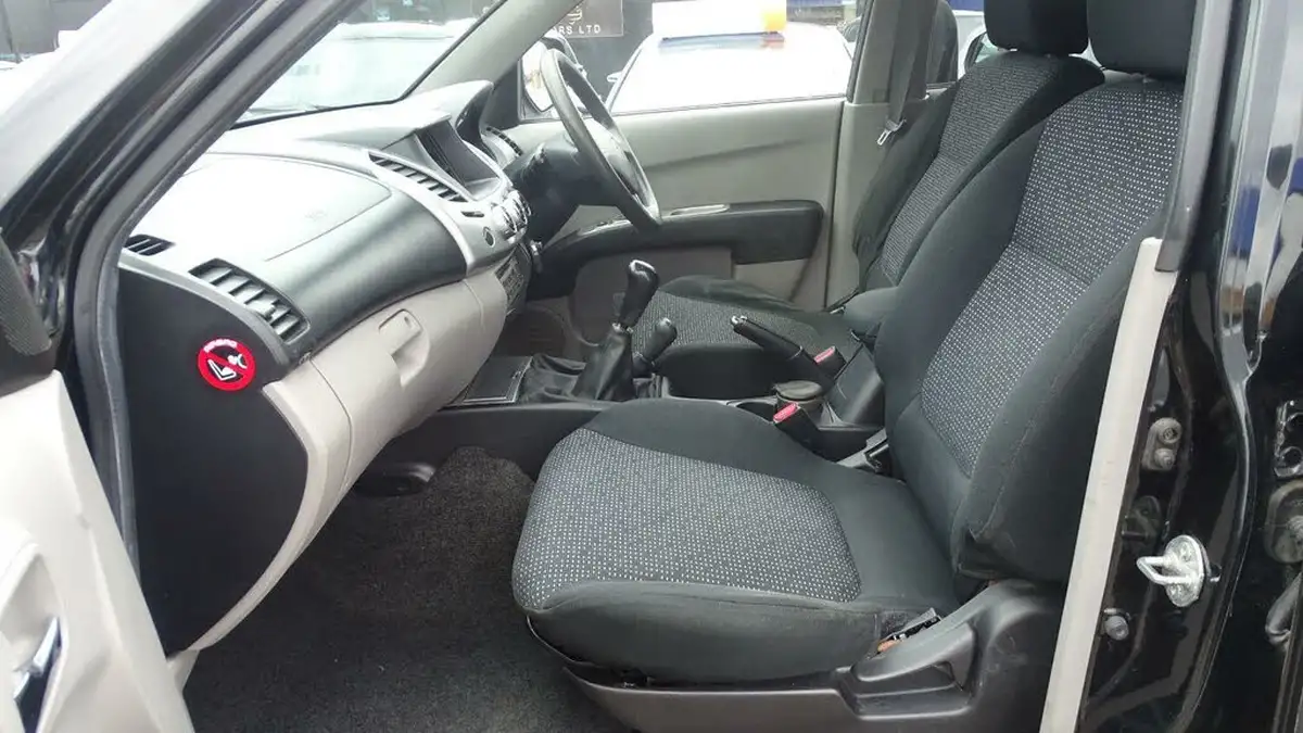 2010-mitsubishi-l200-25td-trojan-big-37