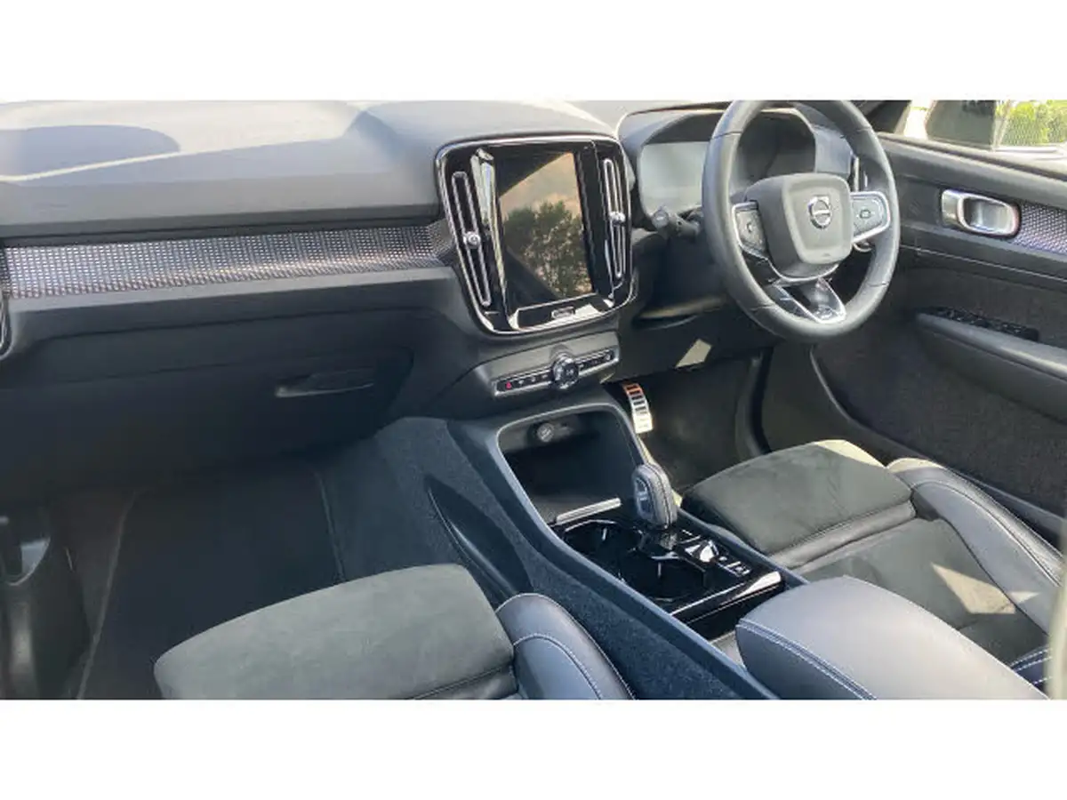 2022-volvo-xc40-15-t4-r-design-big-3