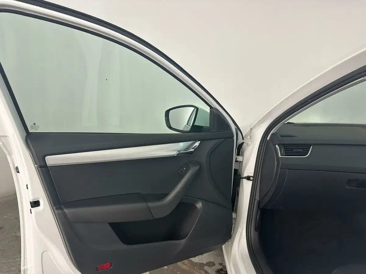 2019-skoda-octavia-16tdi-se-technology-estate-big-16
