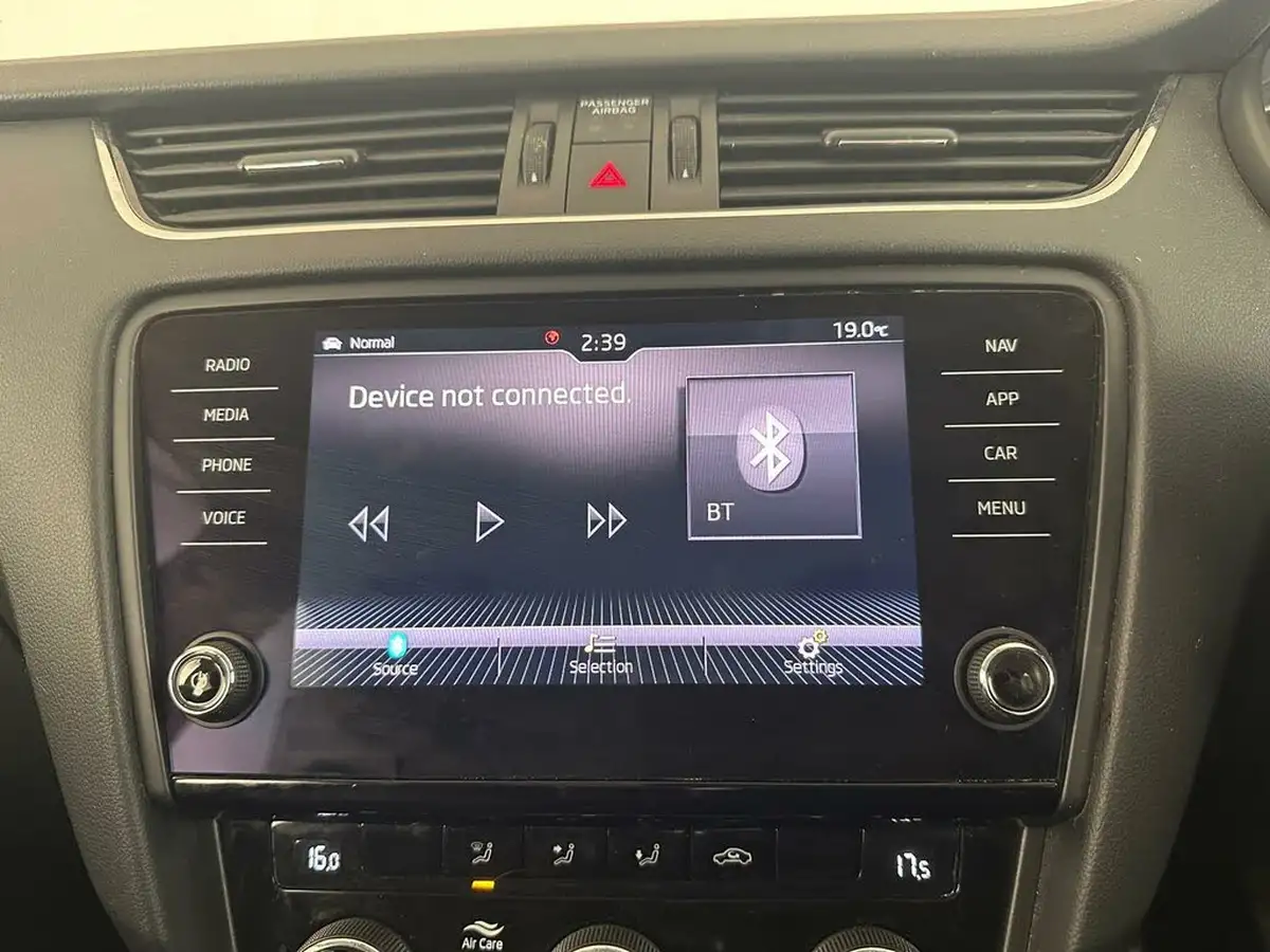 2019-skoda-octavia-16tdi-se-technology-estate-big-44