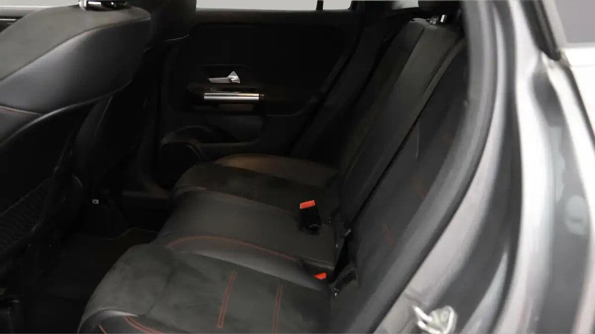 2022-mercedes-benz-gla-class-13-gla-200-amg-line-executive-big-22