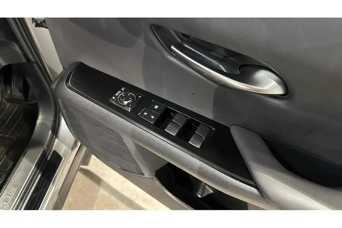 2021-lexus-ux-300e-e-ux-big-33