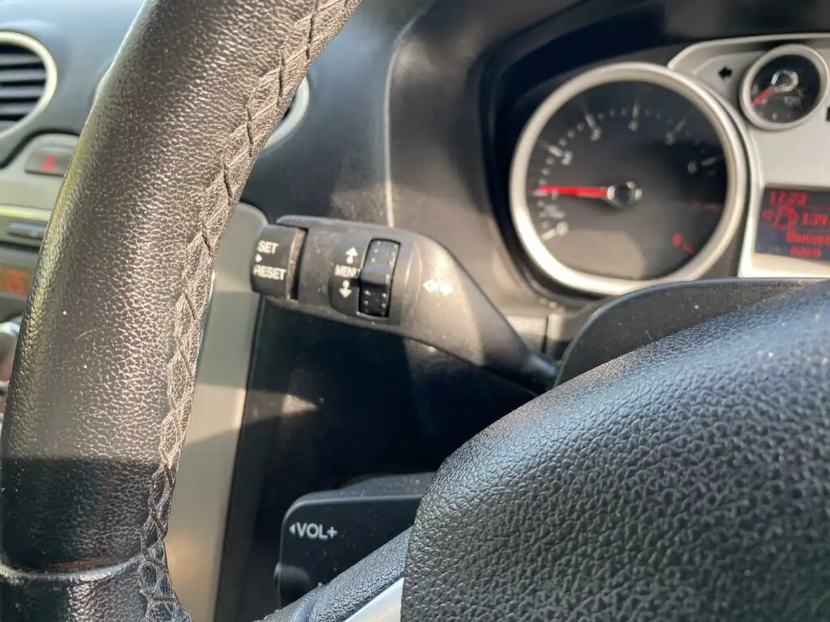2010-ford-focus-16-zetec-hatchback-5d-big-36