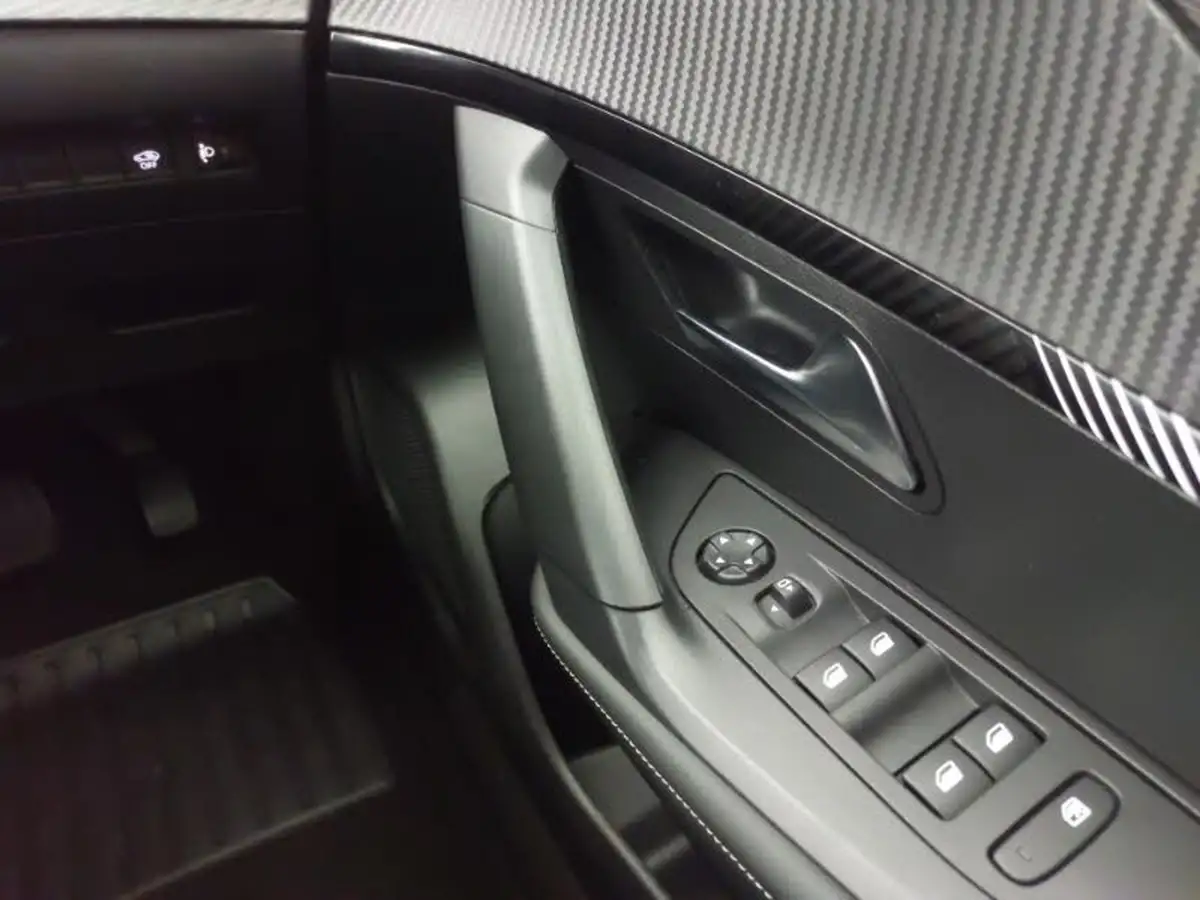 2024-peugeot-2008-suv-12-puretech-allure-130ps-eat8-big-11