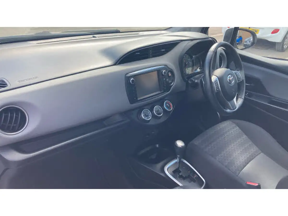 2016-toyota-yaris-133-icon-vvt-i-tss-5d-cvt-big-8