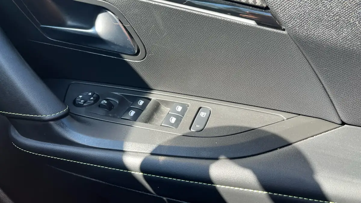2021-peugeot-2008-suv-12-puretech-gt-big-21