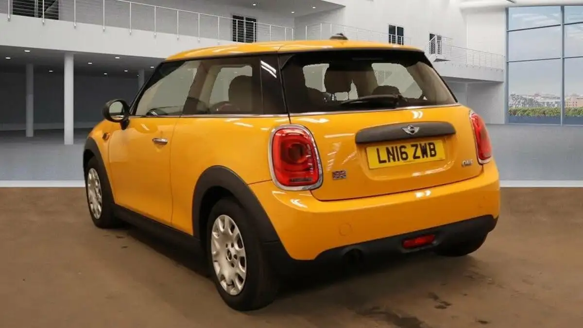 2016-mini-cooper-12-one-3d-auto-big-6