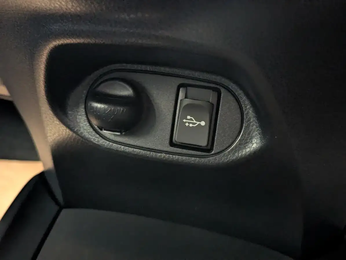 2016-toyota-yaris-133-icon-vvt-i-5d-big-28