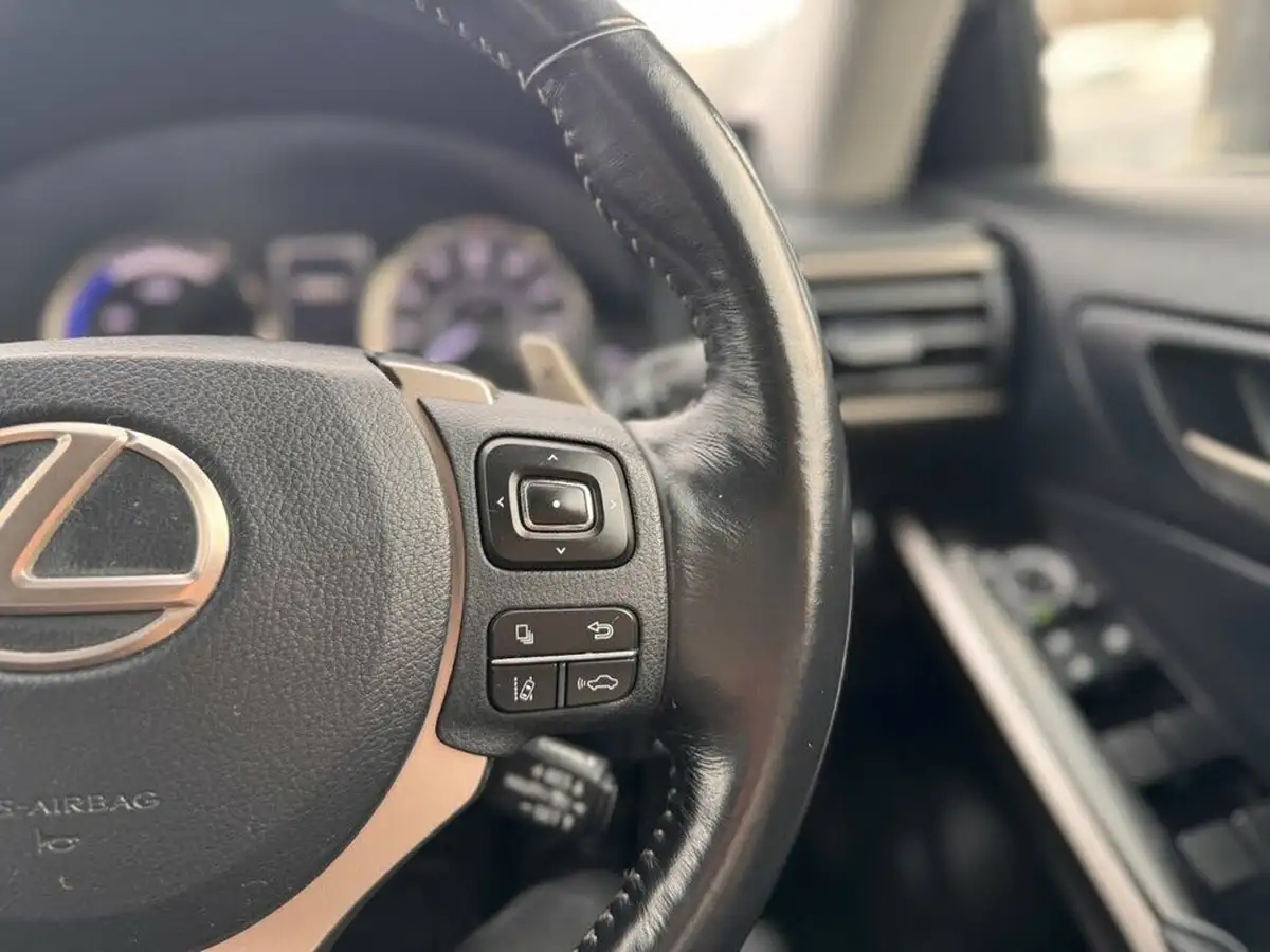 2017-lexus-is-300h-25-advance-big-20