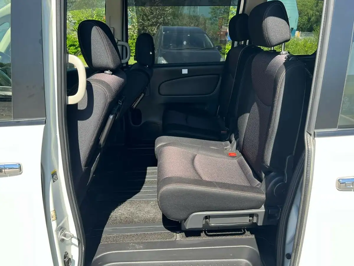 2013-nissan-serena-big-21