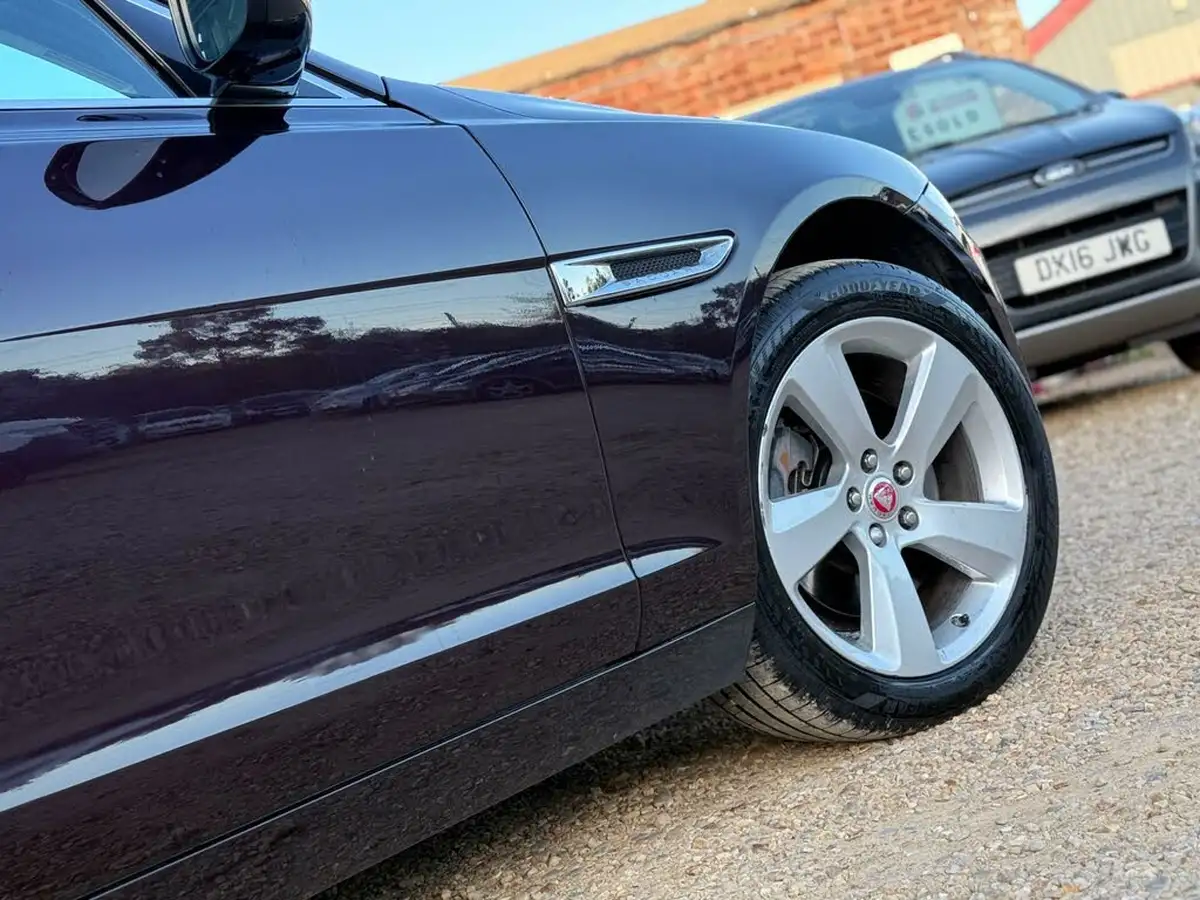 2017-jaguar-xf-20td-portfolio-180ps-awd-saloon-4d-1999cc-auto-big-40