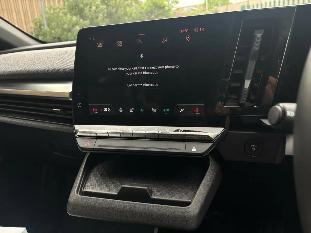 2024-renault-megane-e-tech-e-techno-big-30