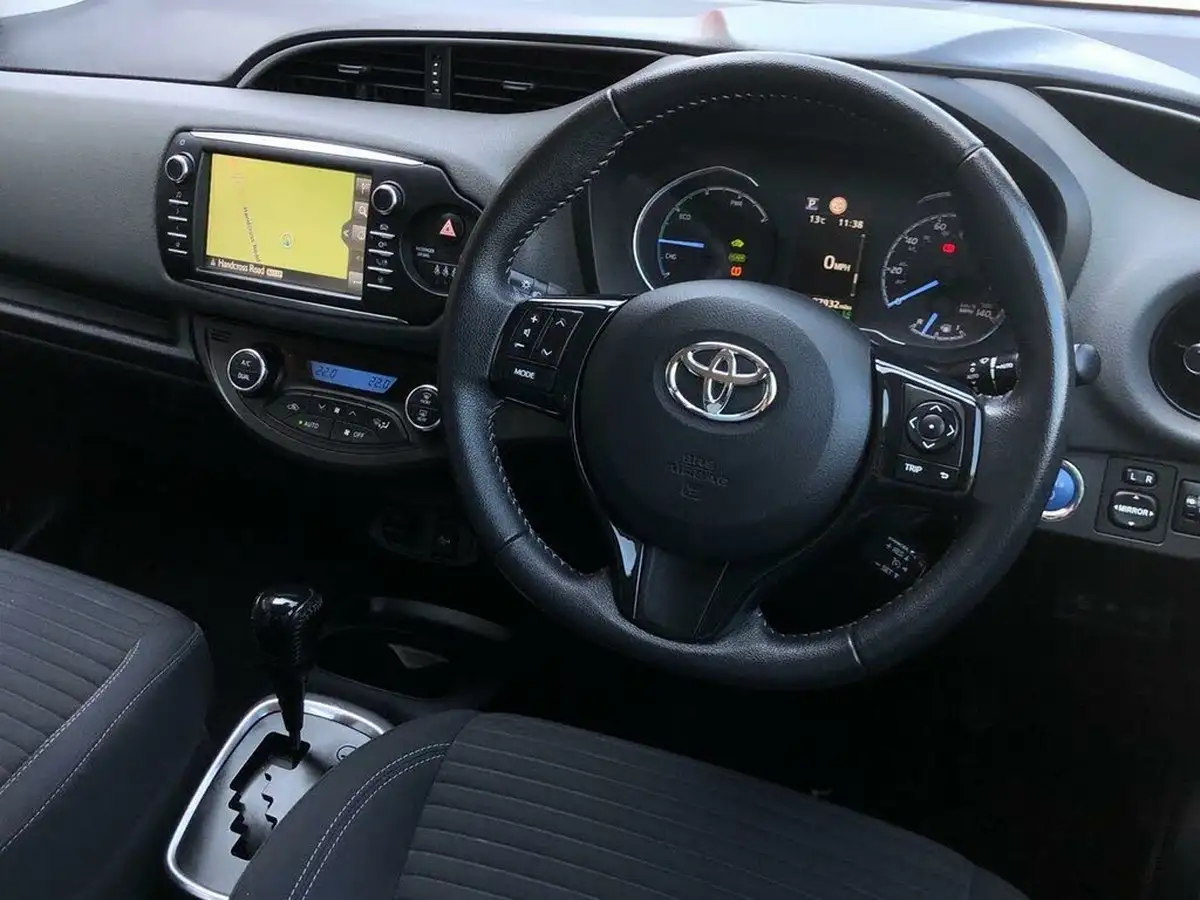2019-toyota-yaris-15-vvt-i-icon-tech-98bhp-hybrid-1497cc-e-cvt-big-5