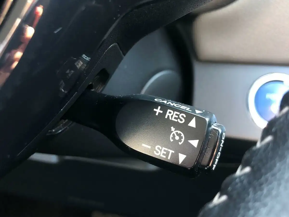 2019-toyota-yaris-15-vvt-i-icon-tech-98bhp-hybrid-1497cc-e-cvt-big-29