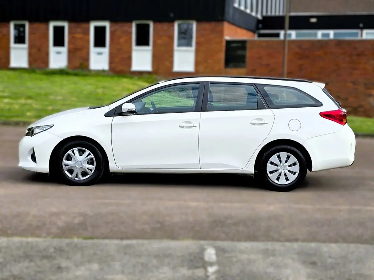 2014-toyota-auris-14td-active-touring-sports-big-9